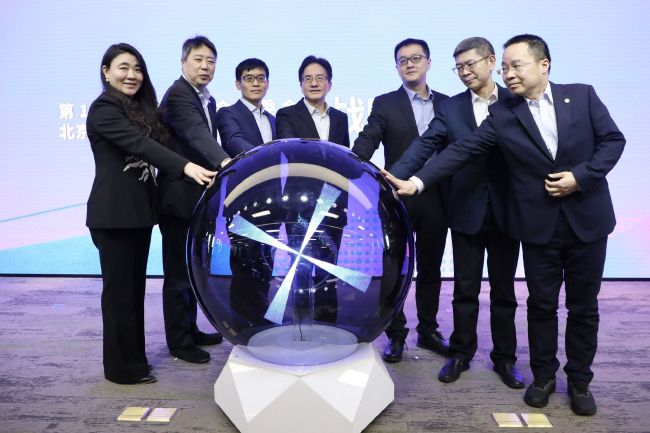 当被问及他们是否可能是曼城最有力的挑战者时，永贝里说：“是的，我认为是的。
